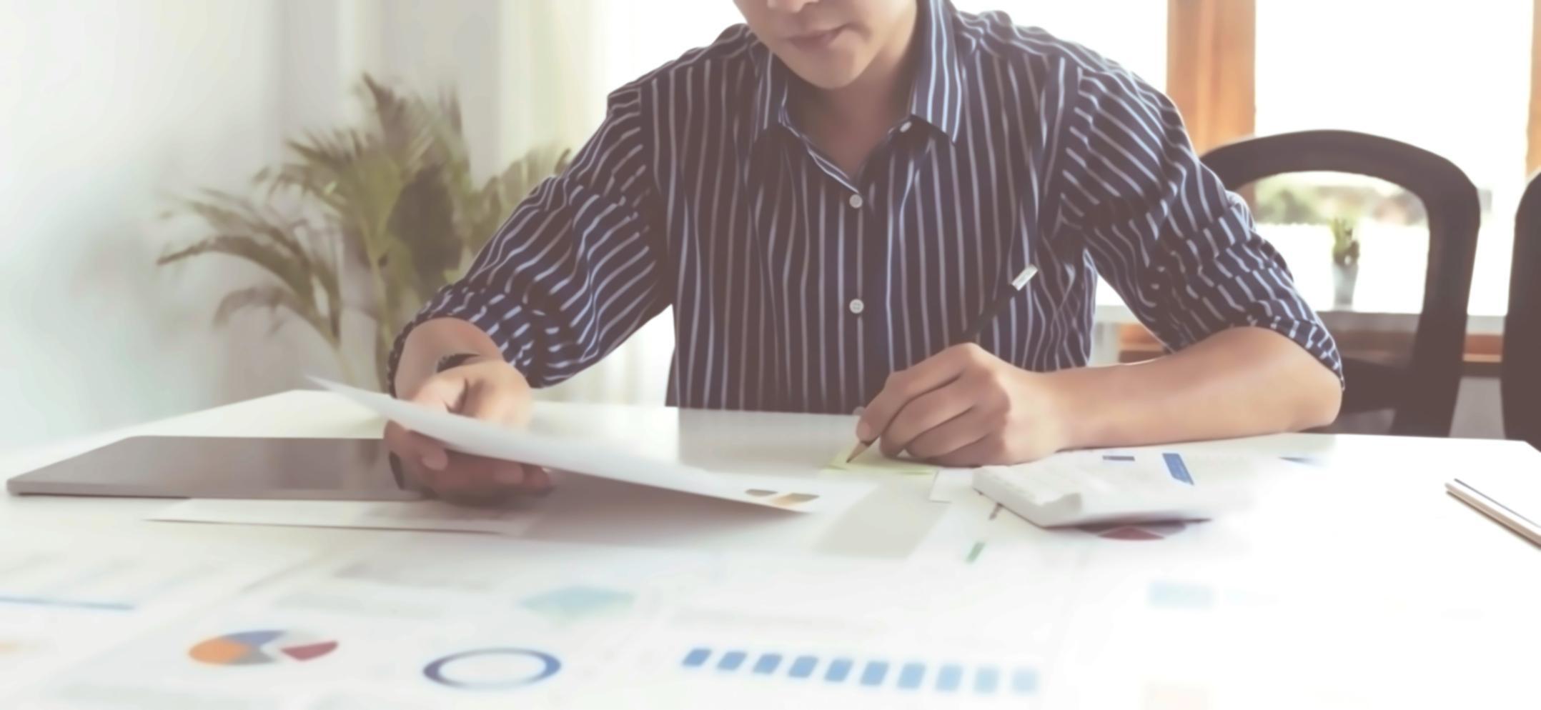 Platform interface showing discussion and workshop features